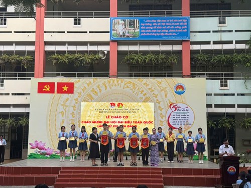 Sáng thứ 2 ngày 19/01/2026, Trường THCS Quang Trung tổ chức các hoạt động sau:
- Thực hiện Lễ chào cờ chào mừng Đại hội Đại biểu toàn quốc lần thứ XIV của Đảng.
- Hoạt động trải nghiệm - Hướng nghiệp: chủ đề  Tìm hiểu các hoạt động thiện nguyện ở địa phương .
- Hội thi kể chuyện về học tập và làm theo tư tưởng, đạo đức, phong cách Hồ Chí Minh: câu chuyện  Chiếc vòng bạc  do tập thể lớp 8/3 thực hiện.
- Tuyên dương các lớp đạt thành tích cao trong thi đua tuần 18b.