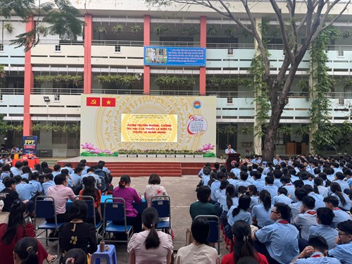 Sáng thứ 2 ngày 12/01/2026, Trường THCS Quang Trung tổ chức các hoạt động sau:
- Hoạt động trải nghiệm - Hướng nghiệp: chủ đề  Giới thiệu sản phẩm về hoạt động hằng ngày trong gia đình .
- Tuyên truyền phòng, chống tác hại của thuốc lá điện tử, thuốc lá nung nóng.
- Hội thi kể chuyện về học tập và làm theo tư tưởng, đạo đức, phong cách Hồ Chí Minh: câu chuyện  Bác Hồ đến với các cháu mồ côi ở trại Kim Đồng  do tập thể lớp 7/6 thực hiện.
- Phối hợp với FPT Polyschool tổ chức hướng nghiệp với chuyên đề   Hướng đi nào sau THCS .