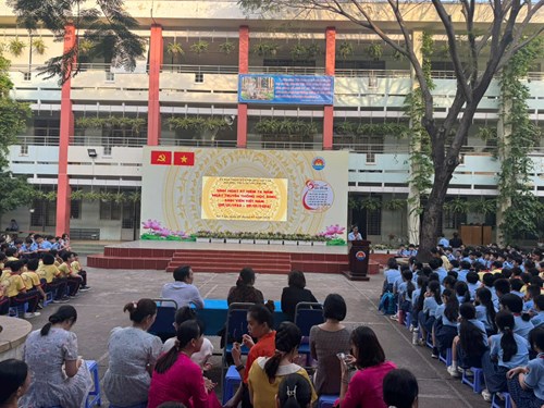 Sáng thứ 2 ngày 05/01/2026, Trường THCS Quang Trung tổ chức các hoạt động sau:
- Sinh hoạt kỷ niệm 76 năm ngày truyền thống học sinh, sinh viên Việt Nam (09/01/1950 - 09/01/2026).
- Hội thi kể chuyện về học tập và làm theo tư tưởng, đạo đức, phong cách Hồ Chí Minh: câu chuyện  Thời gian quý báu lắm  do tập thể lớp 9/5 thực hiện.