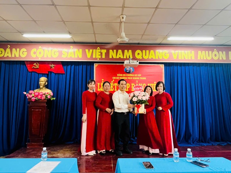 Ngày 03 tháng 02 năm 2026, Chi bộ trường THCS Quang Trung tổ chức lễ kết nạp Đảng cho đồng chí Phạm Thị Ngọc Hà