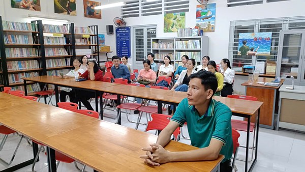 Đảng viên chi bộ trường THCS Tân Bình dự Hội nghị thông tin thời sự trong nước và quốc tế tại điểm cầu trường THCS Tân Bình cùng cấp ủy chi bộ khu phố 27, 28.