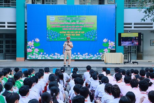 Trường THCS Tân Sơn tổ chức buổi sinh hoạt tuyên truyền về an toàn giao thông cho học sinh toàn trường.
