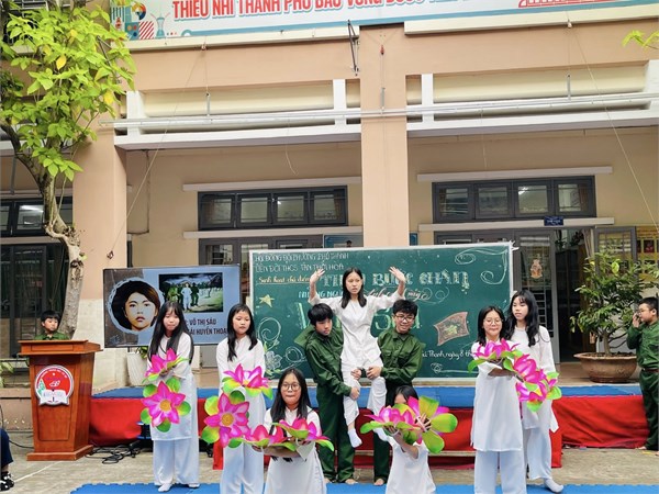 Ngày 8/11/2025 Liên Đội trường THCS Tân Thới Hòa phường Phú Thạnh  tổ chức sinh hoạt chủ điểm dưới sân trường   THEO BƯỚC CHÂN NHỮNG NGƯỜI ANH HÙNG VÕ THỊ SÁU 