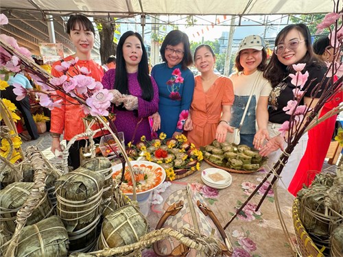 Trường THCS tham gia hội thi gói bánh TÉT và trang trí tiểu cảnh của Phường tại Công viên Savimex đường Lương Thế Vinh