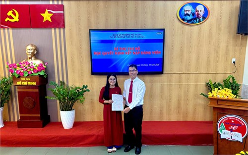 Trường THCS Tân Thới Hòa  tổ chức kết nạp quần chúng Võ Thị Quỳnh Anh vào Đảng.