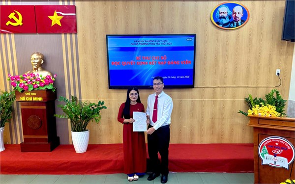 Trường THCS Tân Thới Hòa  tổ chức kết nạp quần chúng Võ Thị Quỳnh Anh vào Đảng.