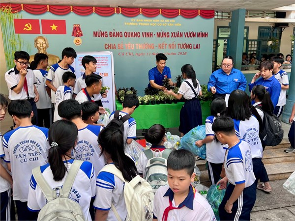 Ngày hội   đổi rác thải nhựa lấy cây xanh 