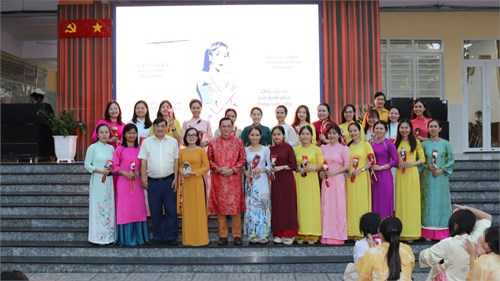 Trường THCS Tôn Thất Tùng thực hiện tiết HĐTN-HN với chủ đề  Quốc Tế Phụ Nữ 8/3 Và Trình Diễn Áo Dài , năm học 2025-2026