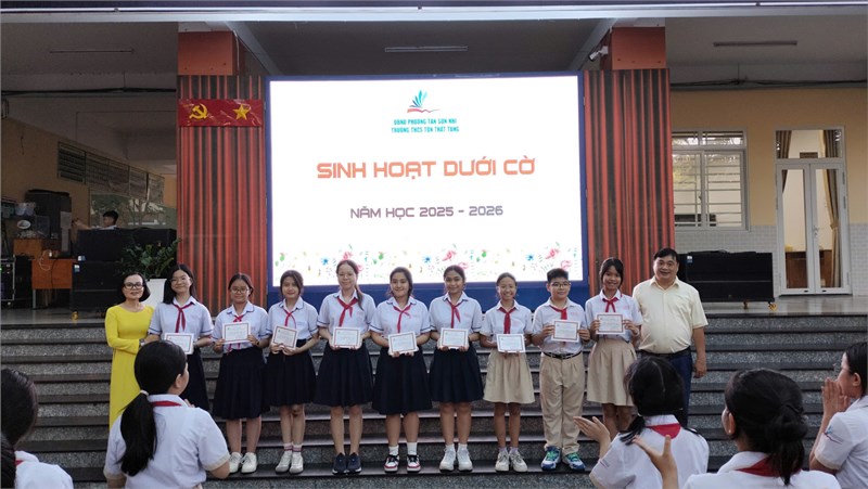 Trường THCS Tôn Thất Tùng khen thưởng học sinh đạt giải cuộc thi  Lớn Lên Cùng Sách  và Đại diện Trường Đại học Công Thương tư vấn tuyển sinh, năm học 2025-2026