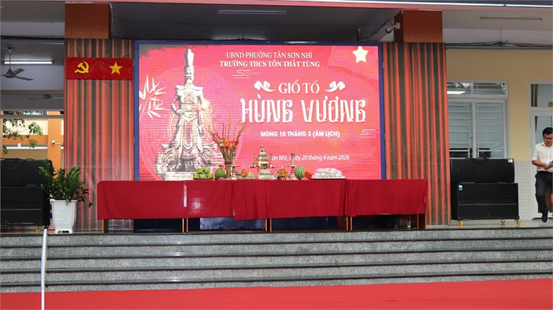 Trường THCS Tôn Thất Tùng tổ chức dâng hương, dâng hoa lên bàn thờ Quốc Tổ để tưởng nhớ về cội nguồn dân tộc Việt Nam, năm học 2025-2026
