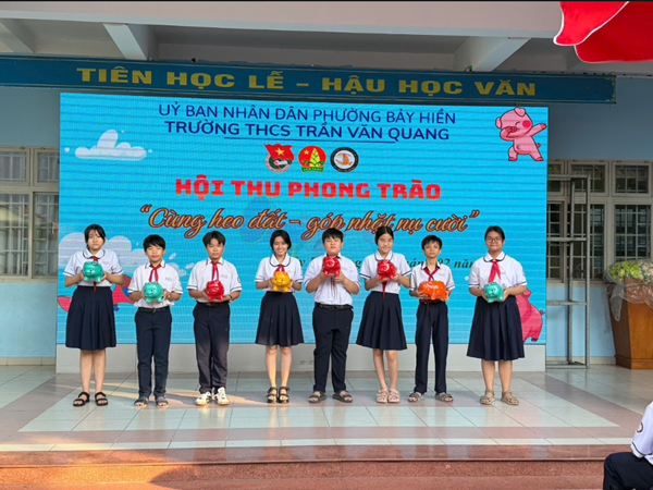 Hội thu phong trào  Cùng heo đất - góp nhặt nụ cười 