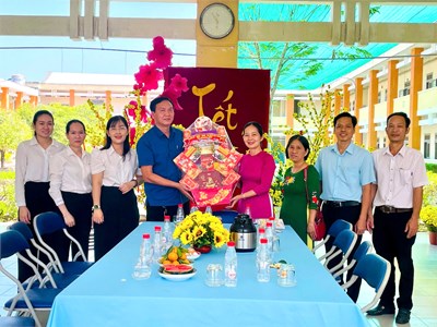 Lãnh đạo địa phương thăm, chúc tết đơn vị nhân dịp xuân Bính Ngọ 2026