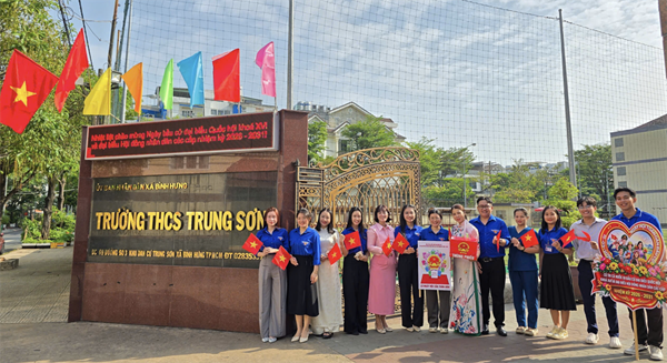 Trường THCS Trung Sơn tuyên truyền thực hiện quyền và nghĩa vụ công dân trong ngày bầu cử