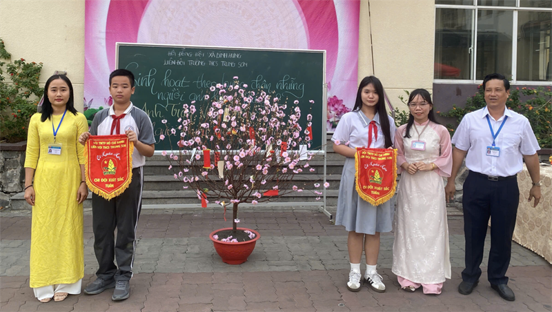 Trường thcs trung sơn rộn ràng sinh hoạt dưới cờ
khai xuân bính ngọ - rước lộc đầu năm