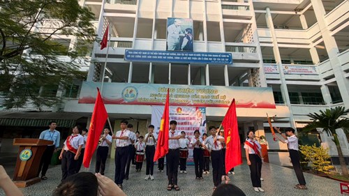 Sinh hoạt dưới cờ tuần 19 và sơ kết phát thưởng các lớp đạt thành tích cao ở HK1