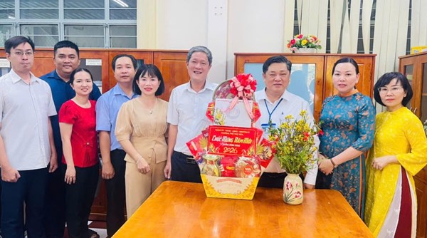 Lãnh đạo phường Phú Thọ Hòa ghé thăm và chúc Tết tập thể Hội đồng sư phạm nhà trường
