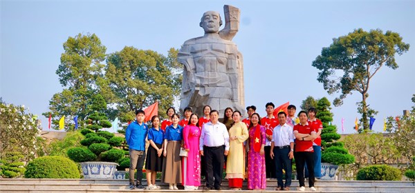 Chi bộ trường THCS Võ Thành Trang dâng hương tại Đài tưởng niệm liệt sĩ, khu di tích địa đạo Phú Thọ Hòa và Nghĩa trang liệt sĩ Thành phố Hồ Chí Minh