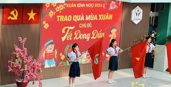 Trường THCS Võ Thành Trang tổ chức trao quà cây mùa xuân với chủ đề “TẾT ĐONG ĐẦY”