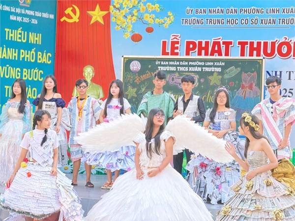 Sắc màu sáng tạo tại chương trình  Thời trang tái chế - Bảo vệ môi trường  của tổ Ngữ văn