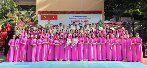 Tập thể cán bộ công chức và viên chức Trường THCS Chánh Hưng - Năm học 2024-2025