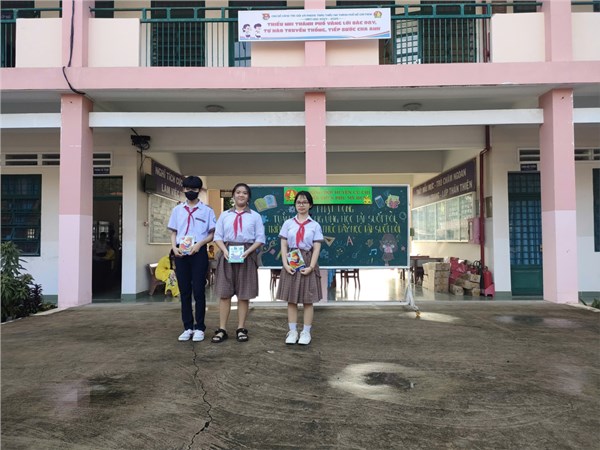 tặng quà cho học sinh tích cực tham gia phong trào đọc và làm theo báo Đội